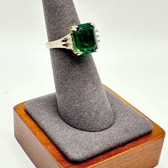 Ring with Large Emerald Colored Stone - Picture 3 of 6